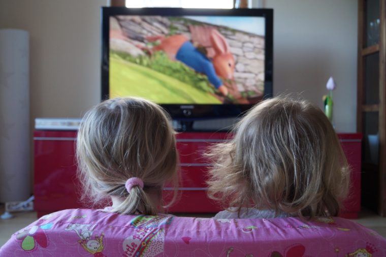 Kinder und Fernsehen schauen