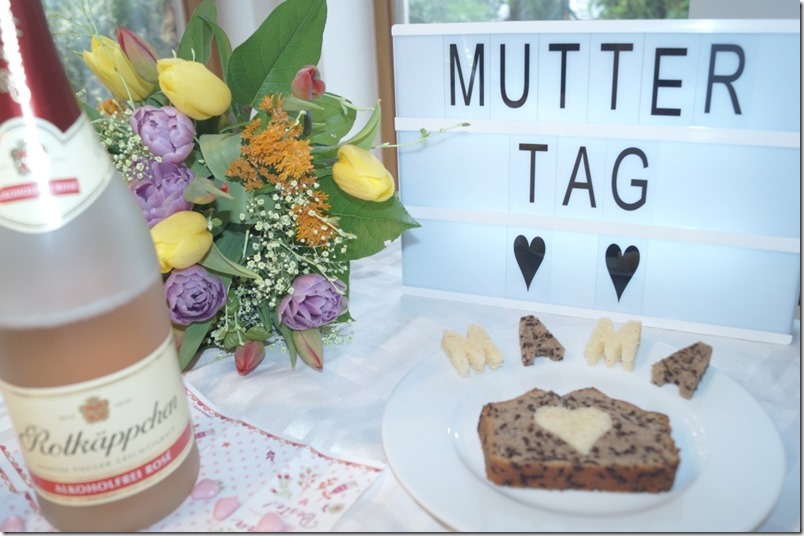 Muttertag Zutaten Sekt Kuchen Blumen